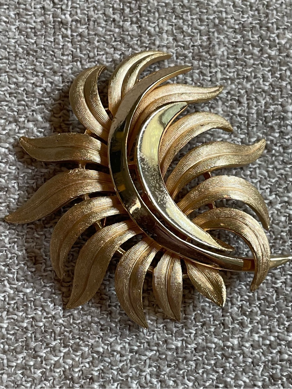 Vintage Crown Trifari Gold Tone Leaf Swirl 50’s-60’s Mid Century Brooch Pin